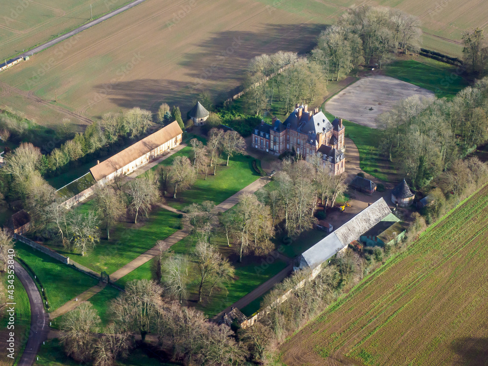 vue aérienne du château de Fleury-la-Forêt dans l'Eure en France