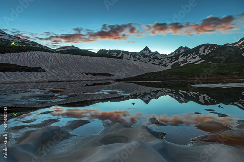 Photo de nuit , Bivouac au lac de la Tormottaz , Paysage des Alpes Grées au printemps , Col du Petit Saint-Bernard , Italie