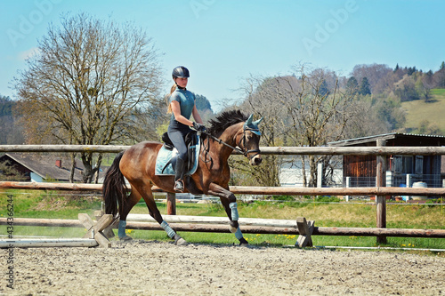 Mädchen mit galoppierenden Pferd/Pony © Petra Fischer