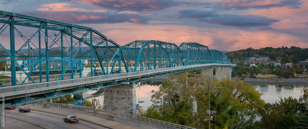 Obraz premium The Walnut street bridge, built in 1890, it was the first to connect Chattanooga, Tennessee's downtown with the North Shore.