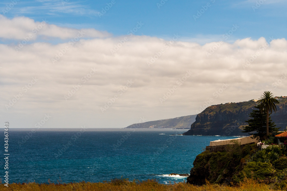 Fototapeta premium Costa con montaña y nubes en la isla de Tenerife