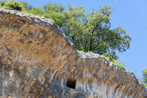 Ouverture creusée dans la falaise aux Eyzies de Tayac, France photo