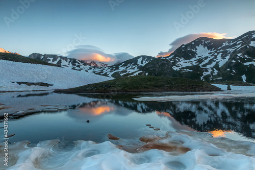 Bivouac au lac de la Tormottaz , Paysage des Alpes Grées au printemps , Col du Petit Saint-Bernard , Italie