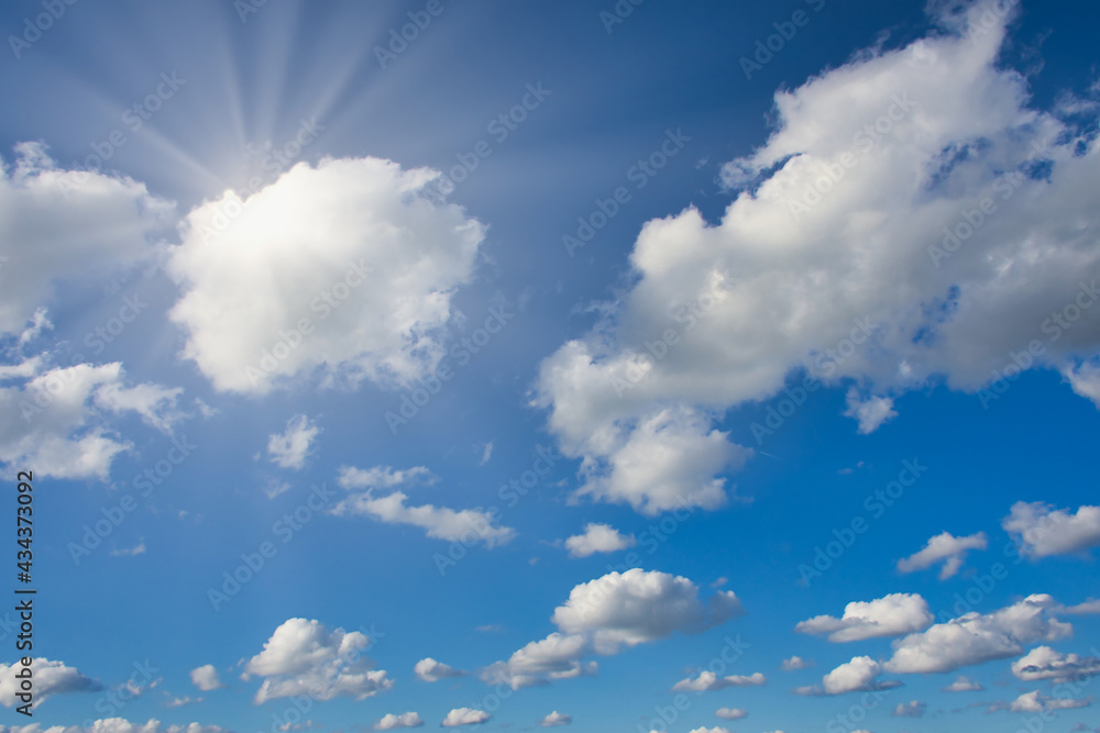 Obraz premium cloudy blue sky background with sun rays