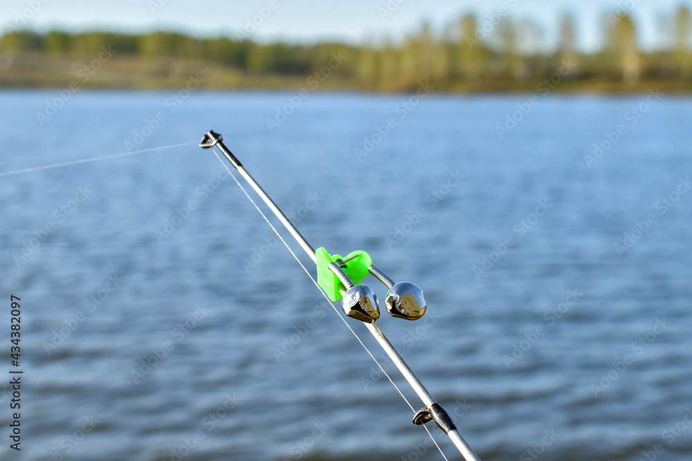 Foto de Biting alarma bell, on the tip of the feeder rod. Fishing rod