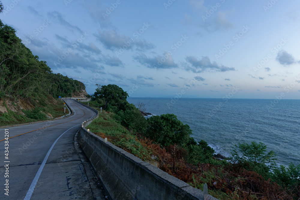Obraz premium Emply road on the mountain near ocean