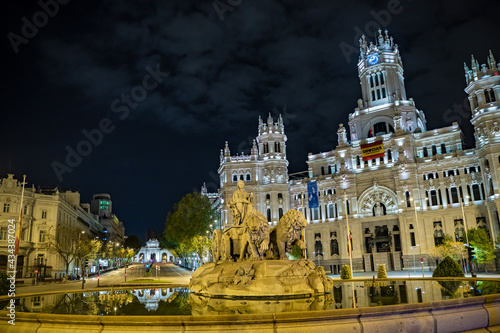 Ayuntamiento de Madrid junto a la estatua a la diosa Cibeles y vistas a la Puerta de Alcalá en una noche cálida con pocas nubes photo