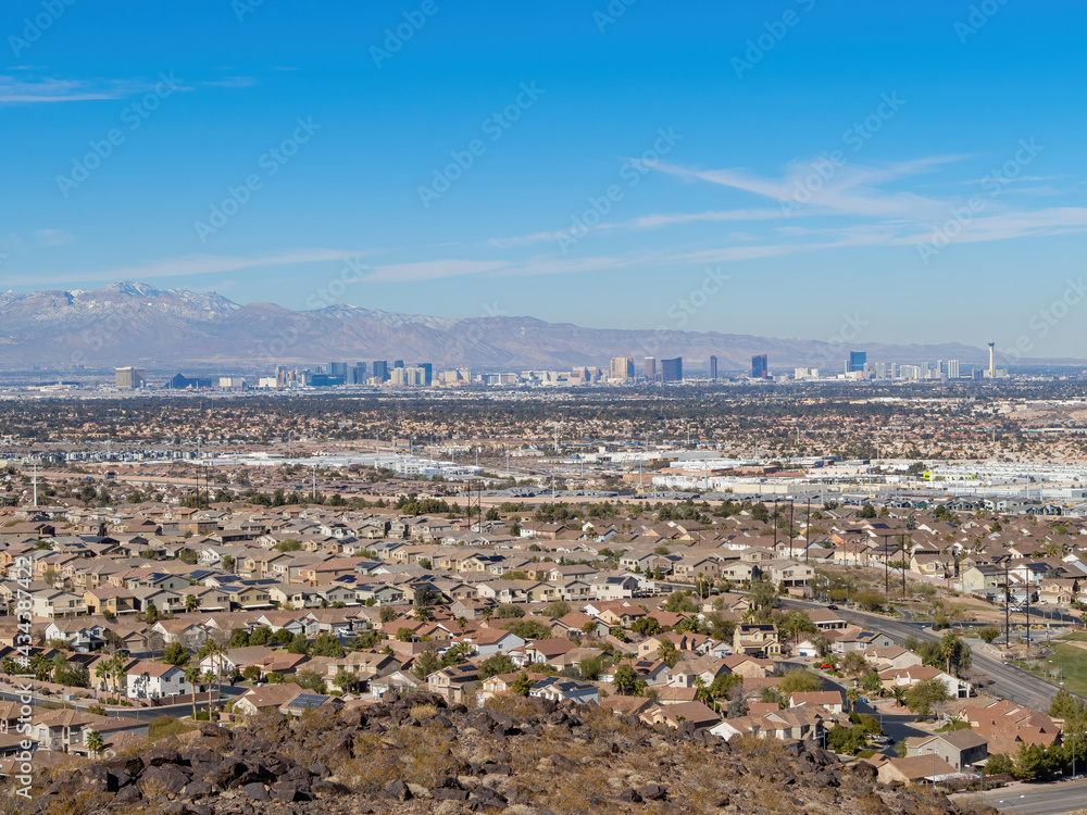Obraz premium High angle view of the Vegas cityscape from Henderson View Pass