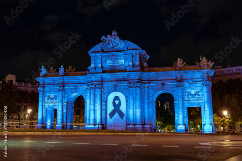 Puerta de Alcalá de Madrid de color azul sin tráfico ni gente