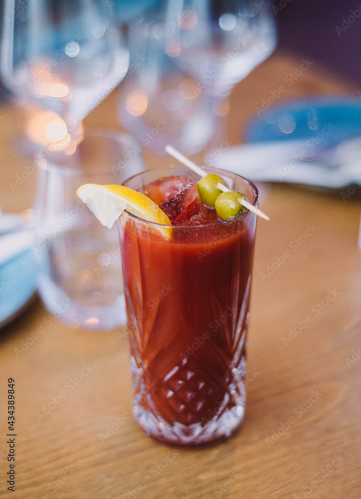 Coctel bloody mary sobre la mesa de un restaurante europeo Coctel bloody mary sobre la mesa de un restaurante europeo