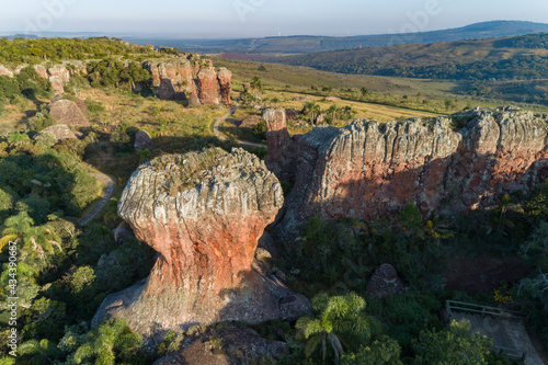 Arenitos avermelhados da formação Vila Velha no Parque Estadual de Vila Velha. Posta Grassa. 