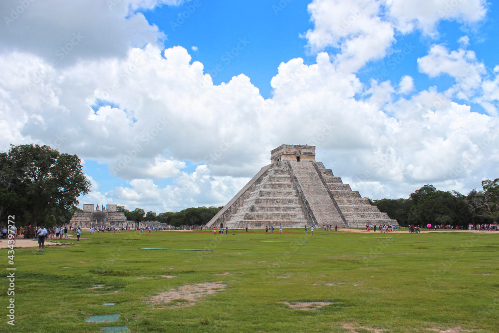 The Temple of Kukulcan El Castillo at the center of Chichen Itza archaeological site. Territory of Mayan city of Chichen Itza, Yucatan, Mexico. 