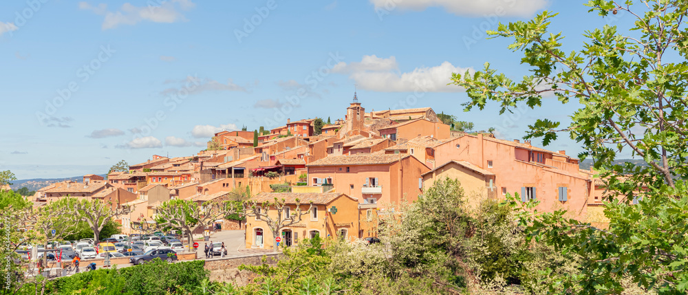 Vue du village de Roussillon, dans le Lubéron, sud de la France. Village coloré avec façades de couleur ocre.