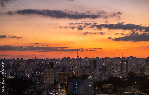 Lindo por do Sol na grande cidade. Final de tarde em S  o Paulo. 