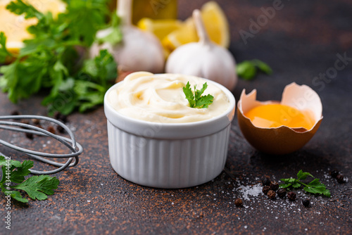 Cuadro en lienzo Homemade mayonnaise sauce with ingredient
