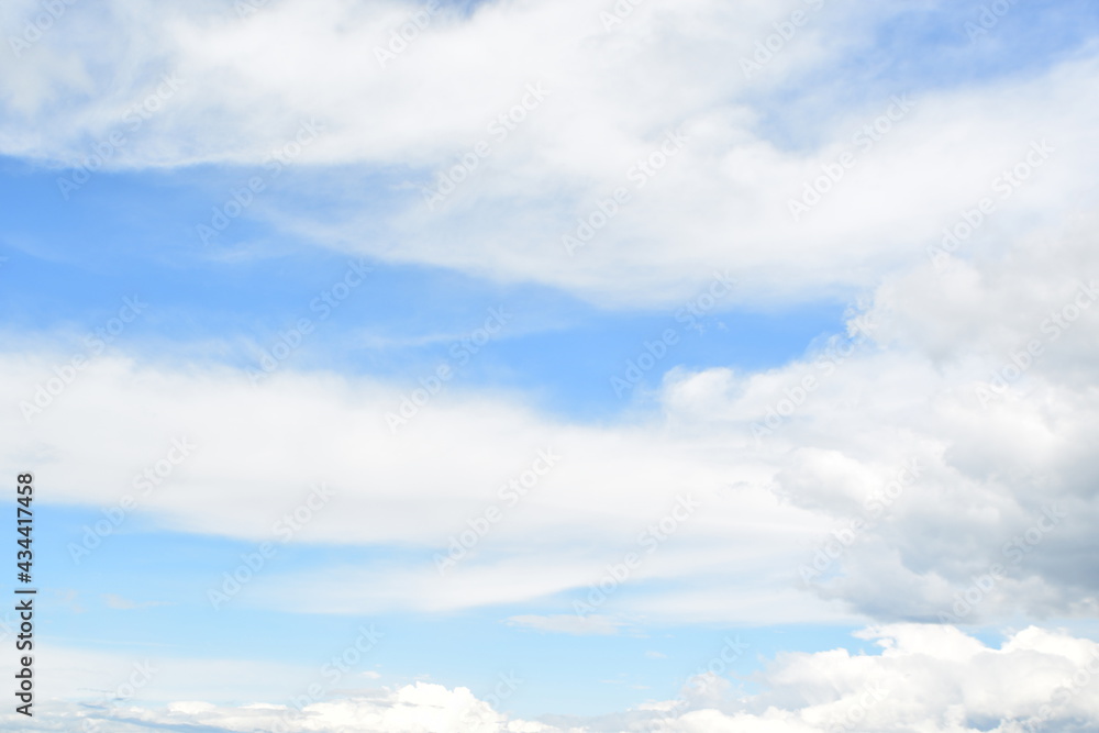 Obraz premium Sonniger Tag im Frühling, Wolken als Hintergrund