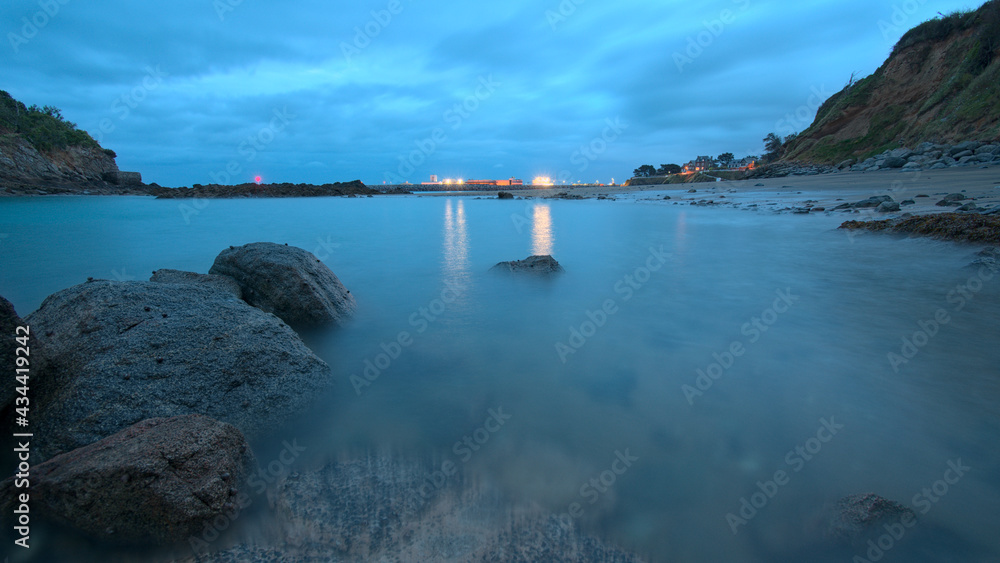 Port de Qaint quay Portrieux de nuit depuis la plage de la comtesse
