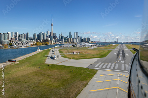Print op canvas Billy Bishop Airport taxiway and runway with City of Toronto Skyline