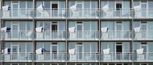 Ferienwohnungen Apartment Haus mit Balkonen und Liegen am Meer 