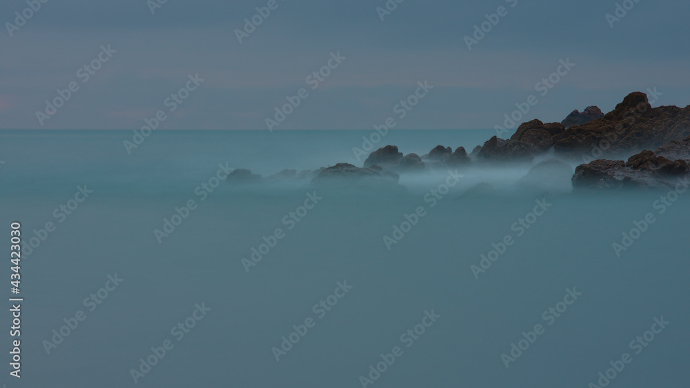 Mer et rochers en pose longue au matin Mer et rochers en pose longue au matin