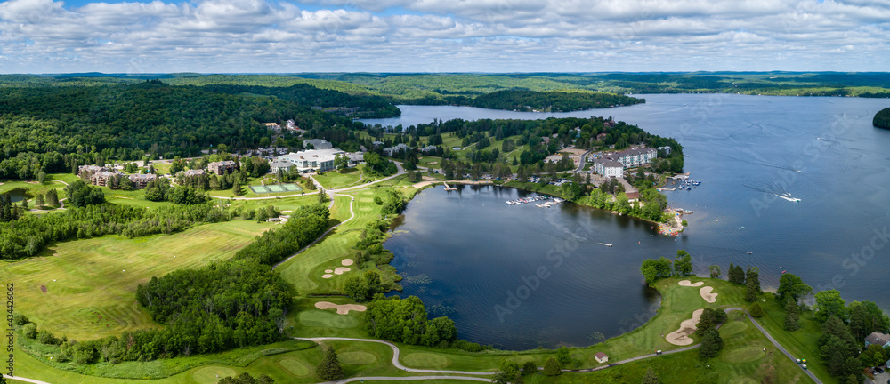 Fototapeta premium An aerial view of Deerhurst Inn and Conference Centre.