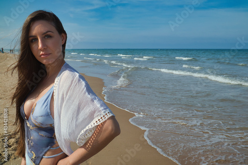 chica en la playa paseando