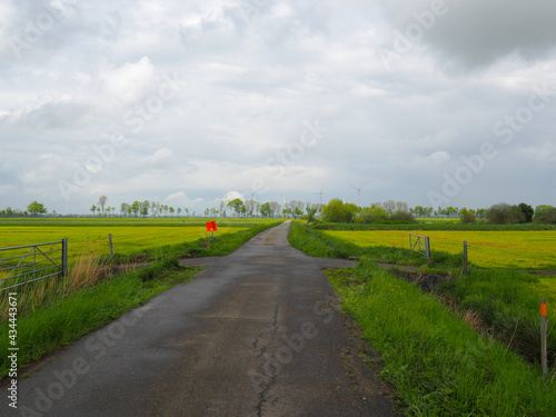 An der Landstraße – Windkraftanlagen bei Huntorf