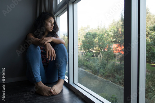 Mujer triste en la ventana Free Download Mujer triste en la ventana - GFXLoad