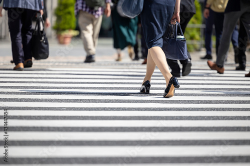 横断歩道を渡る女性の足元