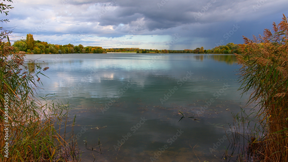 Réflexion sur le lac de la Monnerie à la Flèche 