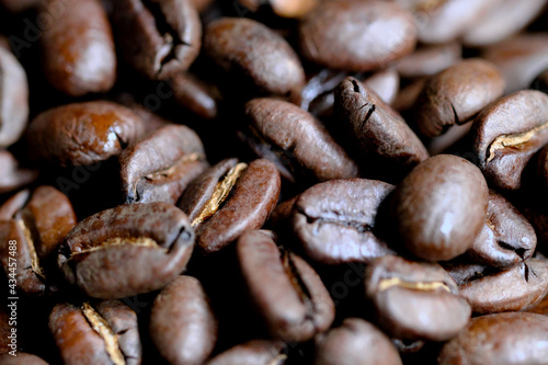 たくさんの美味しいコーヒー豆のアップ素材