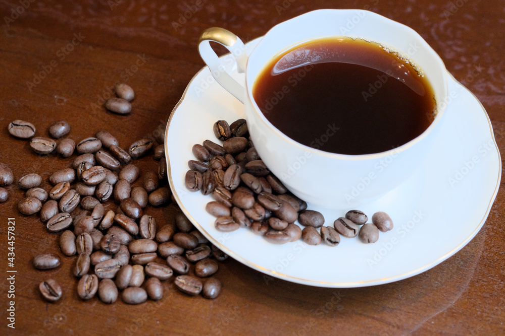 コーヒーカップから溢れる豆 コーヒーカップから溢れる豆