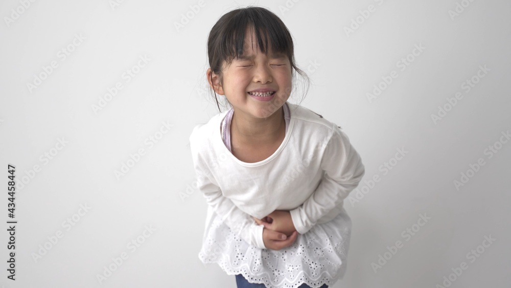 腹痛でお腹を押さえる女の子 Stock 写真 Adobe Stock 腹痛でお腹を押さえる女の子 Stock 写真 Adobe Stock