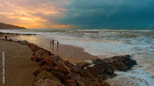 Digue et plage de Villerville sous un ciel nuageux