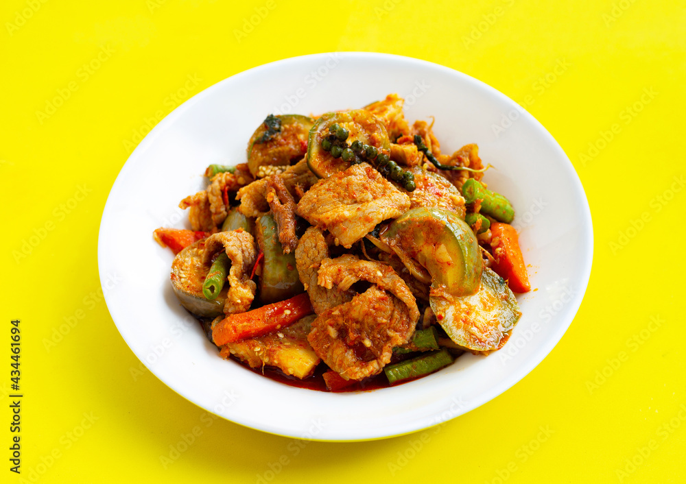 Thai food, Spicy stir-fried pork with herbs