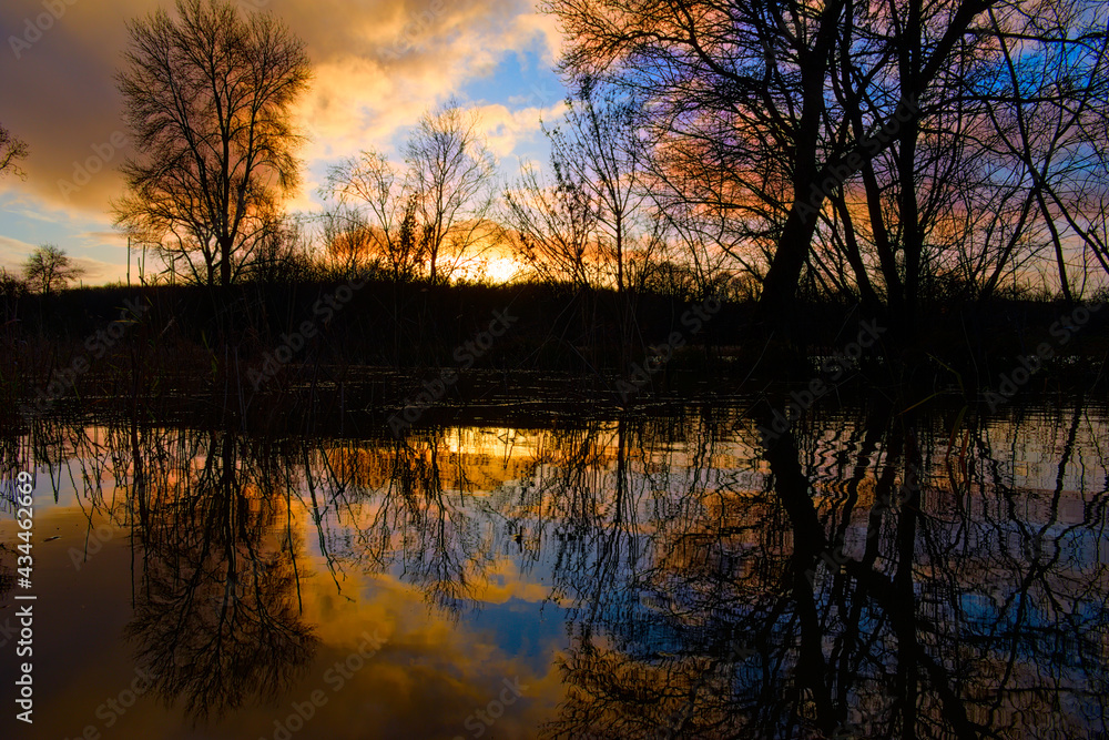 Coucher de soleil sur la Sarthe avec silhouette d'abres Coucher de soleil sur la Sarthe avec silhouette d'abres