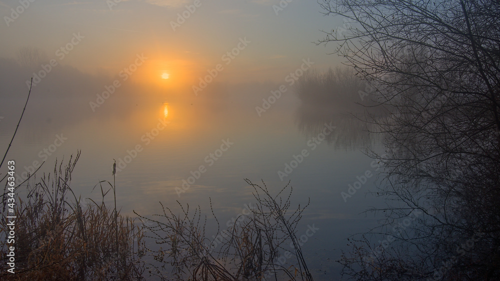Brouillard au lever du soleil sur le lac de la Monnerie à la Flèche