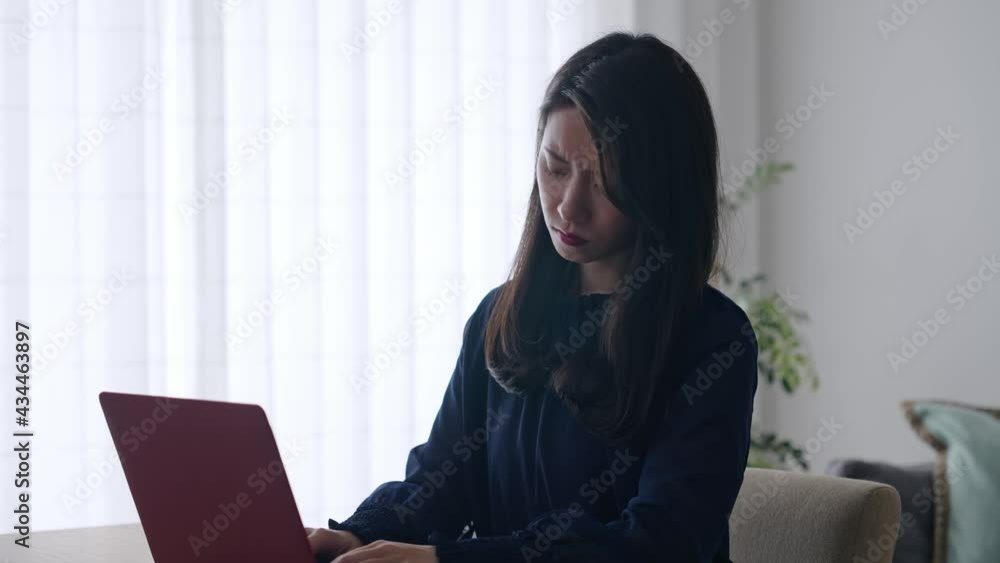 パソコンを見ながら悩む女性 スローモーション パソコンを見ながら悩む女性 スローモーション