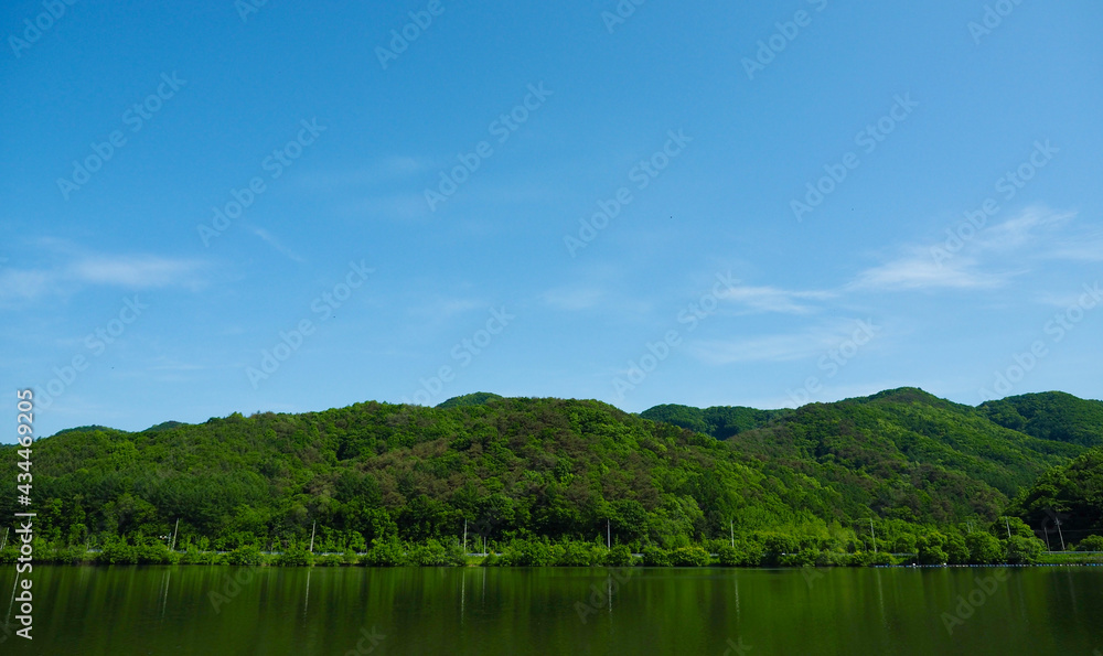 한국 여름의 산과 호수, 녹색, 환경 
