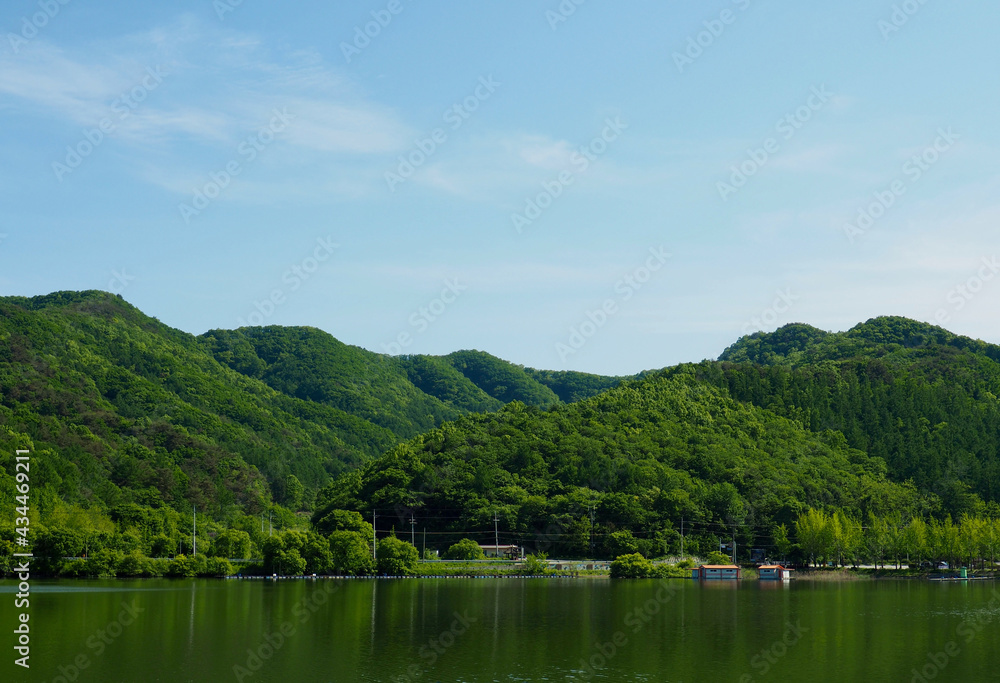 한국 여름의 산과 호수, 녹색, 환경 
