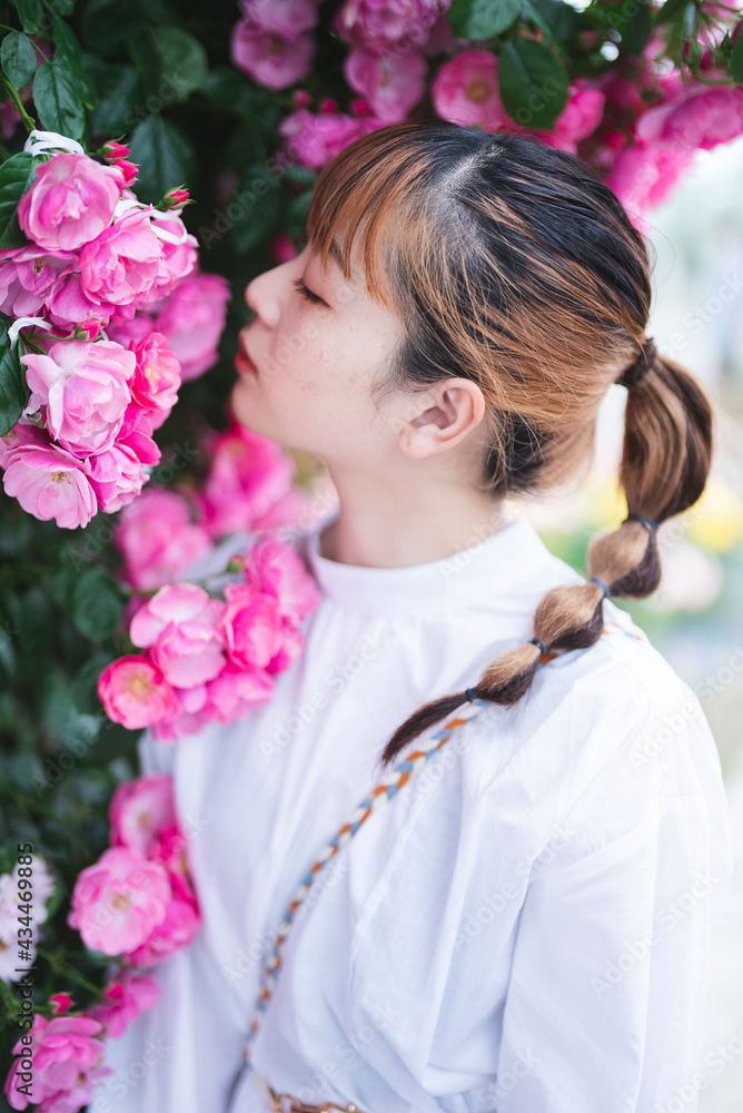 Fototapeta premium ローズガーデンにいる女性