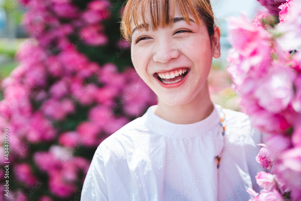 Fototapeta premium バラ園にいる女性