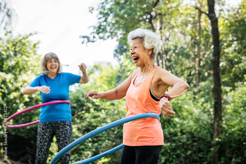 Ταπετσαρία Senior woman exercising with a hula hoop