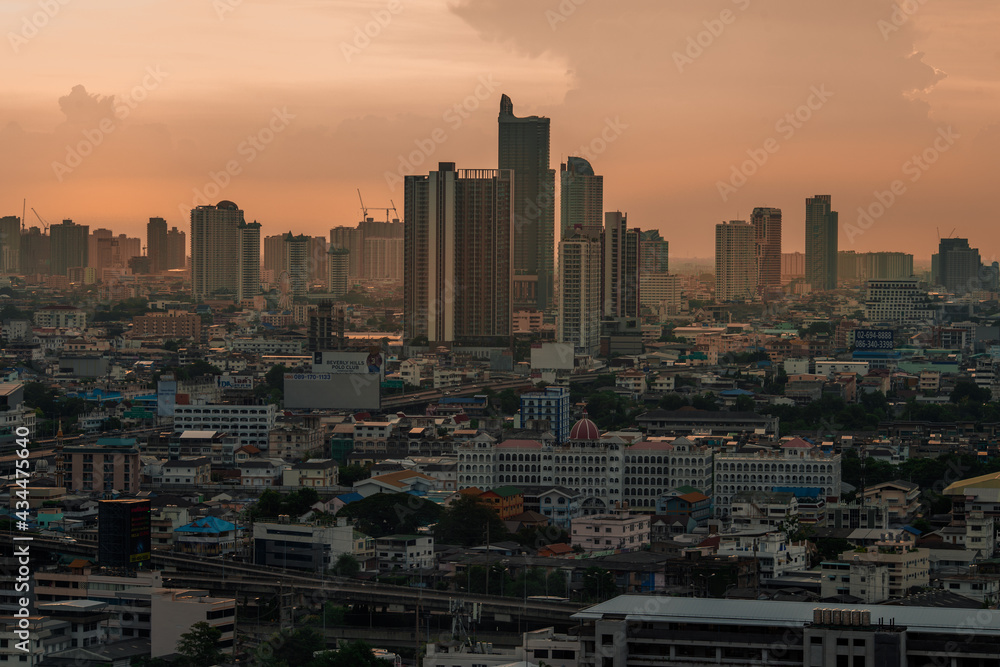 Obraz premium panoramic high-angle evening background of the city view,with natural beauty and blurred sunsets in the evening and the wind blowing all the time,showing the distribution of city center accommodation
