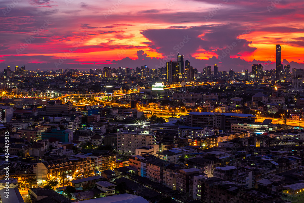 Obraz premium The blurred abstract background of the morning sun exposure to the tiny dust particles that surround the tall buildings in the capital, the long-term health issue of pollution.