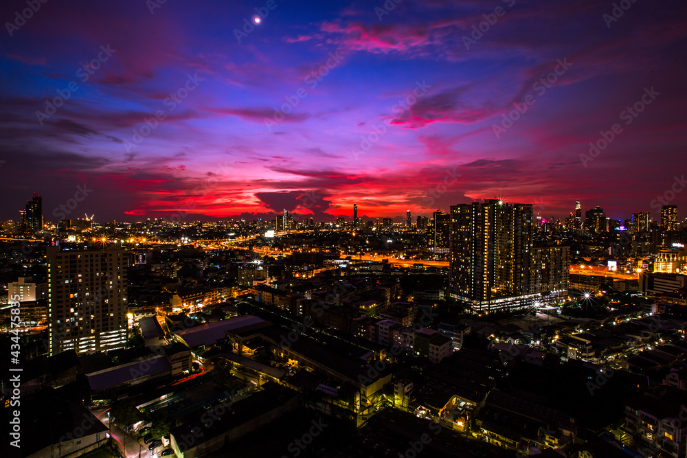 Obraz premium Background of high-rise buildings in the heart of the city,Bangkok, with a variety of traffic both water and land, easy to connect many routes