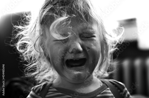 Photo crying little girl
