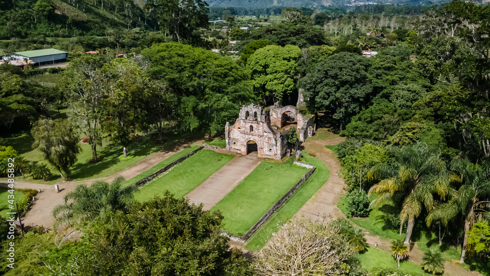 Obraz premium Beautiful aerial view of the Church ruins in Ujarar Cartago Costa Rica