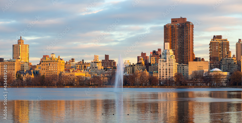 Jacqueline Kennedy Onassis Reservoir and buildings along 5th Avenue, Manhattan, New York.