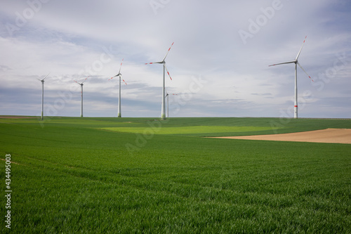 Windkraftanlagen auf grünen Feldern in der Nähe von Mainz, Deutschland.